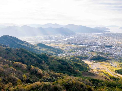 萩市の山とまち並み
