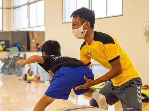 「わらんちゃ（方言で「子供たち」の意味）スポーツクラブ」で中野さんが指導する様子