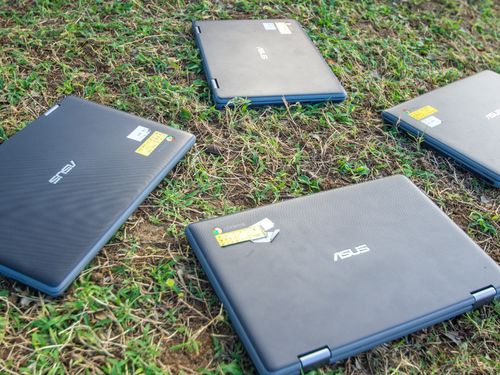 和泊町内の学校に導入されているタブレット（Choromebook）