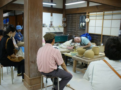 滞在作家による公開制作の様子