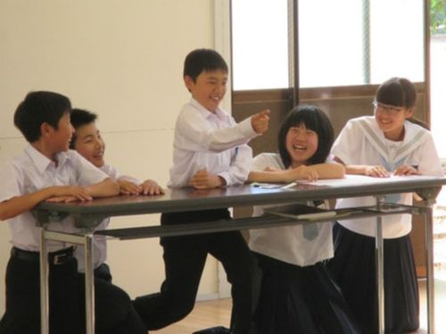 コミュニケーション教育の授業で、演じて表現する子どもたち