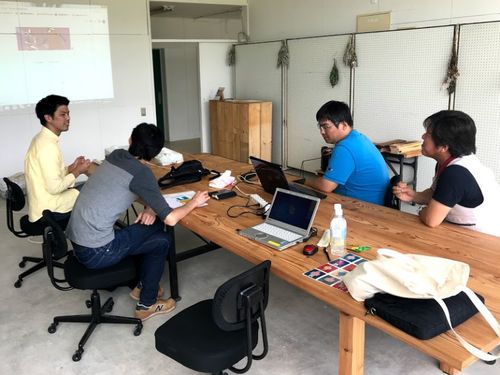 事務所でミーティングをする様子