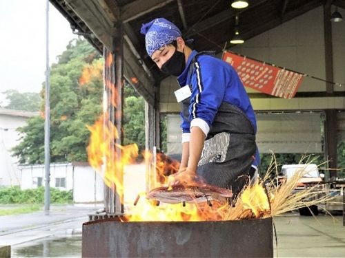 郷土料理を習得するカツオマイスター