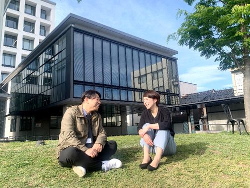 豊岡の酸いも甘いも熟知した同級生コンビが活動をサポートします！ 左：多様な人脈をもつ沖中さん（市担当者）　右：いろんな肩書で活躍する島﨑さん（ちいきのて）