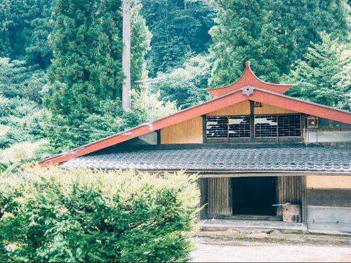塩尻市の空き家は800軒を超えると言われています。山間地域の古民家から市街地域の飲食店まで扱う空き家は様々です。