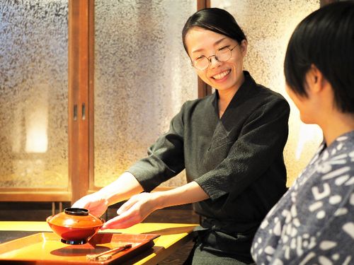 ■接客｜ご案内やお食事の配膳など、お客様の一番近くに仕えます