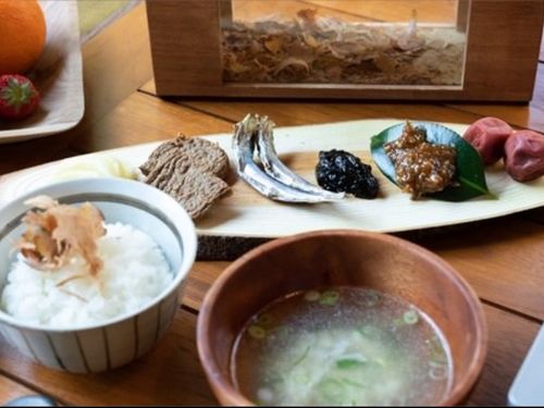 水際のロッジ宿泊のお客様には、ご朝食に地域で作られたお米を使用した和定食もお出ししています！
