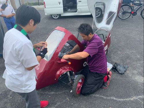 生徒のプロジェクトを地元の車屋さんがサポート。生徒の「やりたい」を地域の大人とサポートします