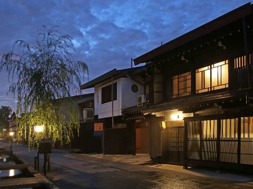 飛騨古川の白壁土蔵街。民間の力で6年かけて通りの空き家をゼロに。を