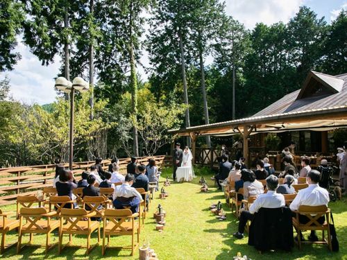 森の中を式場に選んだカップルの結婚式