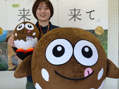 地域おこし協力隊担当者と下郷町観光PRキャラクター「しもごろー」