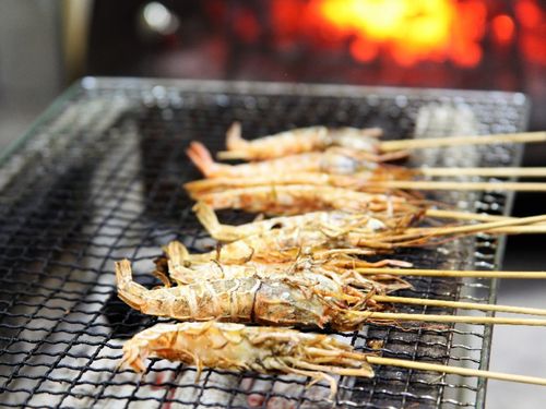 炭火で焼いたガスエビはパリッと殻ごといただく