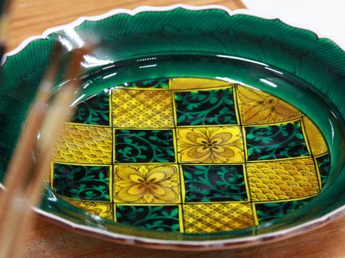 市内には伝統陶磁器の九谷焼を販売する店も多い