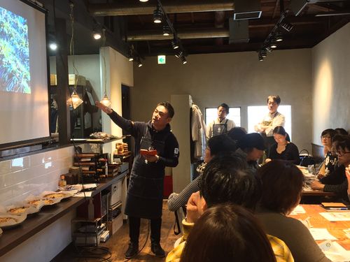 かほくらし社キーマンの河北町商工会の芦埜(あしの)さんがアンテナショップ「かほくらし」にて、ファンコミュニティ形成のイベントを実施。魅力あるモノ・コトを発信し、サポーターを増やしていく。
