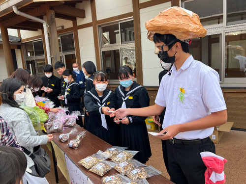 自分たちで栽培・加工したシイタケを売る（株）松野中学校の生徒たち