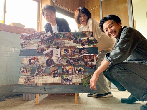 藤田さん（右）と古民家リノベを進める仲間たち