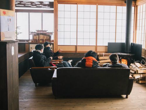 共有スペースは薪ストーブのある落ち着いた空間