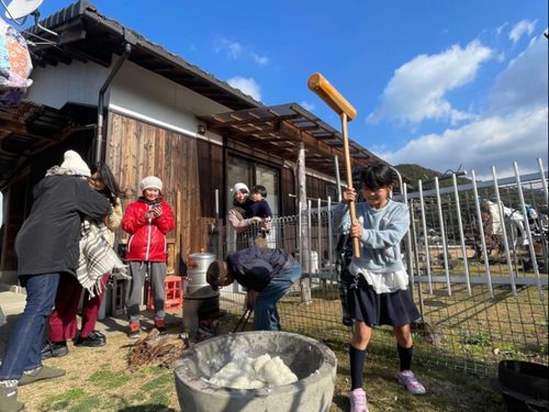 近所のお宅に子供達が集まってお正月のお餅つき！