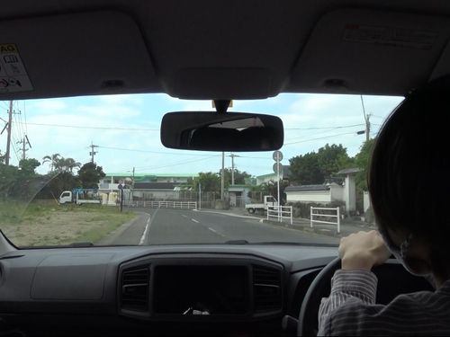 車で町や集落の情報、島あるあるなどをお伝えしながらご案内