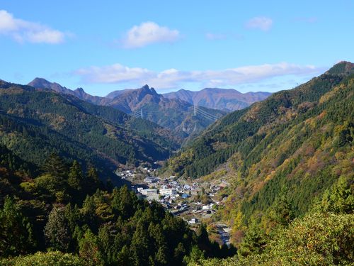 山に囲まれた集落です