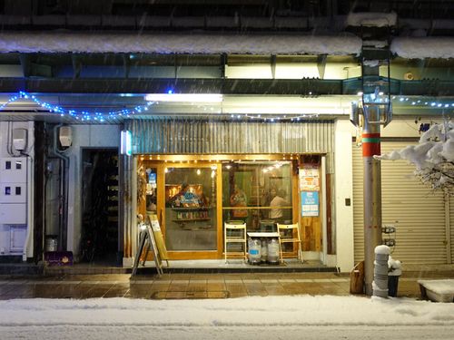 今なら店の前で雪かき体験もできます（笑）