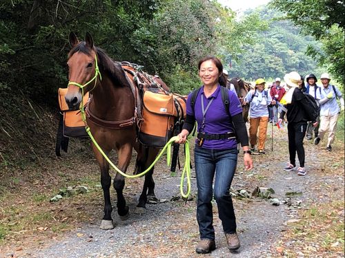 登壇者八丸由紀子さんと馬名ラム 奥松島オルレをアテンド中