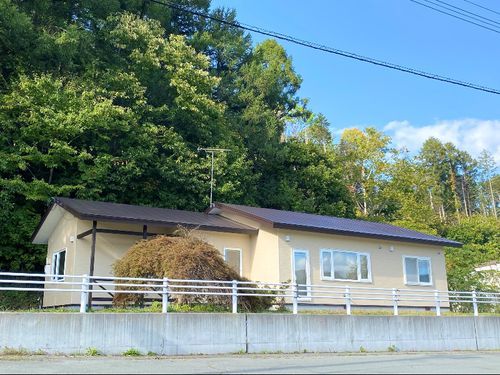ヤルヴィの外観。後ろには山が。昭和新山を間近に臨めます！