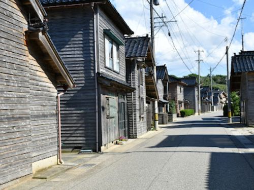 赤崎集落の整った町並み。集落内に赤崎漁港があり、徒歩で海水浴や釣りができます。