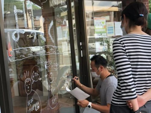 窓ガラスに手書き看板