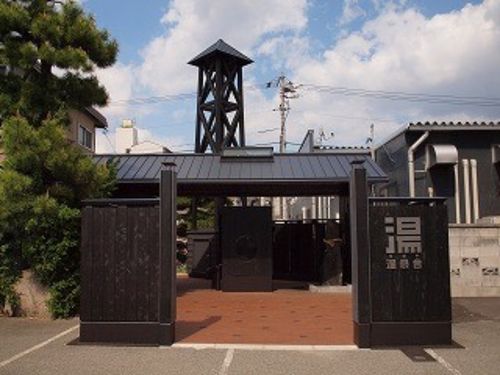 源泉をくみ上げる様子が見られる「温泉舎（ゆのや）」