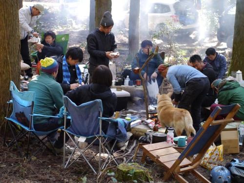 アウトドアの醍醐味はバーベキュー。地元産しいたけを炭火で焼けば贅沢なごちそうに。