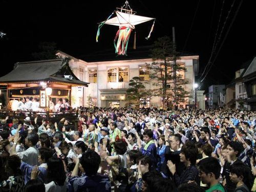 「水と踊りのまち」と呼ばれる郡上の郡上踊り
