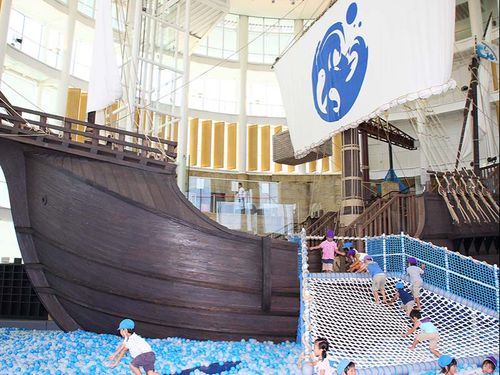 海をモチーフにしたボールプールが大人気！「こども家族館」