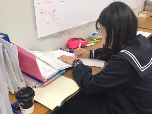 夢咲塾は「個別指導＆自学自習」スタイル！ 定着度に合わせて基礎から大学受験まで。適した課題を提示します。