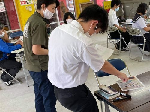 コミュニケーションや論理的思考力を鍛えるゼミ活動。 答えのない社会を生きていく力を養います。