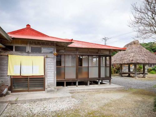 敷地内の高倉や伝統建築が魅力の「伝泊 古民家」