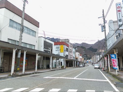 多くの観光客が訪れますが、高齢化は進んでいきます