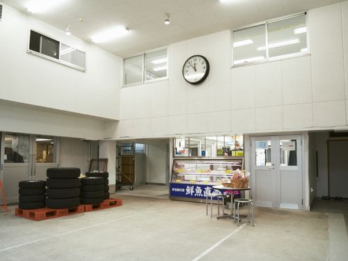 2019年、本社１階に鮮魚店をオープンさせました。余白のある1階の店舗空間をプランニングしてくれる人を募集します