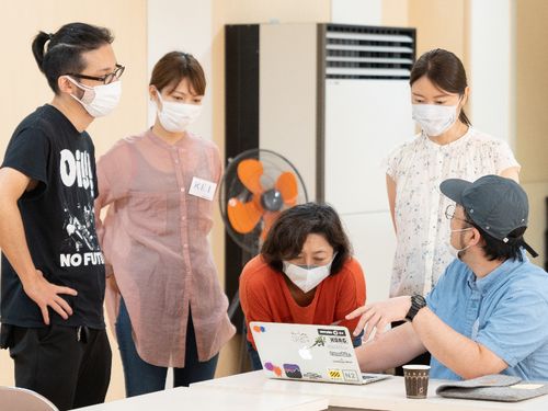 異業種でチームを組み、多様なアイデアを検討していく。
