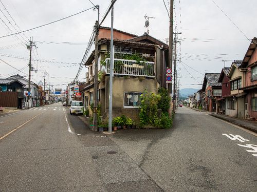 山も海もすぐ近く！山頂でコーヒーやカップラーメンを味わえます