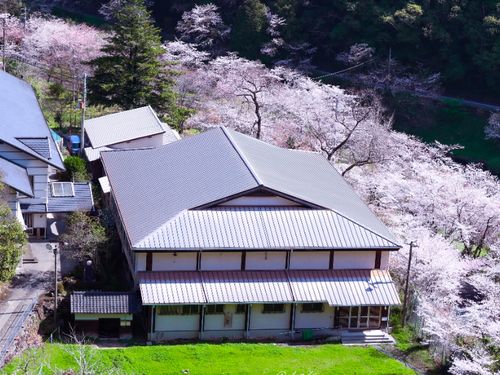 春は施設の周り一面の桜が広がる、桜の名所として知られる