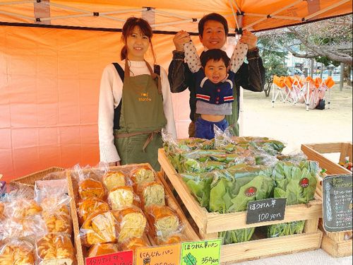 若手農家さんを中心に企画される「はぎマルシェ」。中央公園の芝生やベンチで手作りのおいしいものを食べ、子どもたちが走りまわるのがいつもの光景。宍戸さんや細田さんなどファミリー出店者も多いです＾＾
