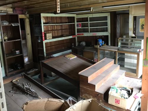 旧駄菓子屋さん。子どもの頃は木の陳列棚に駄菓子が並んでいて、学校帰りは地域の子供たちでにぎわっていた場所。