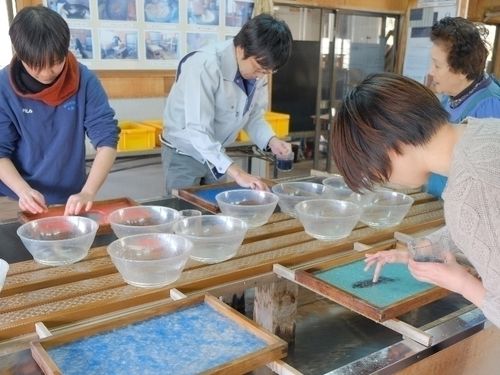 成島和紙の紙すき体験の様子。北限の和紙づくりをぜひ体験してみてください。