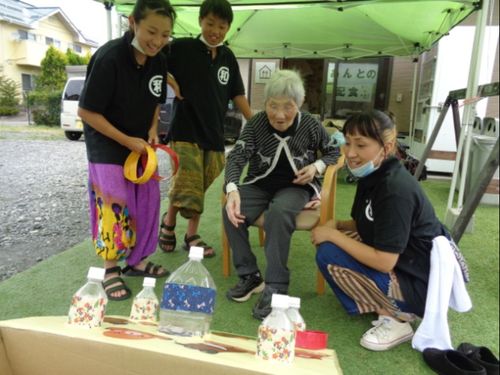 夏祭りを開催して地域の子どもちたちと一緒に輪投げ大会！