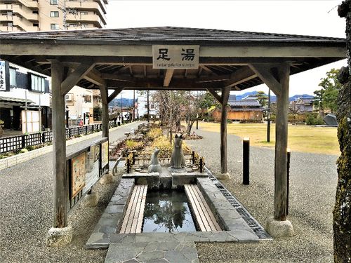 公園の敷地内に足湯！白狐さんも、あちこちに登場する湯田温泉（山口市）