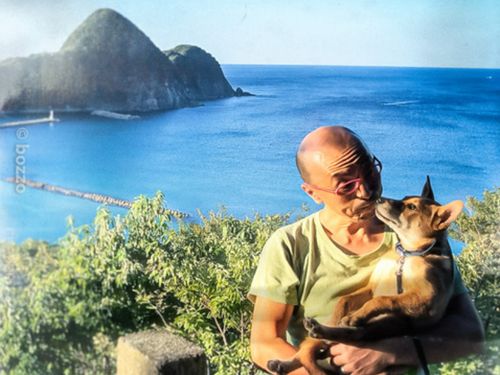 bozzoさん（竹野の猫崎半島をバックに愛犬アフロと）