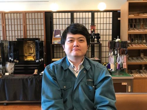 塗り箸体験を教えてくださる緒方さん