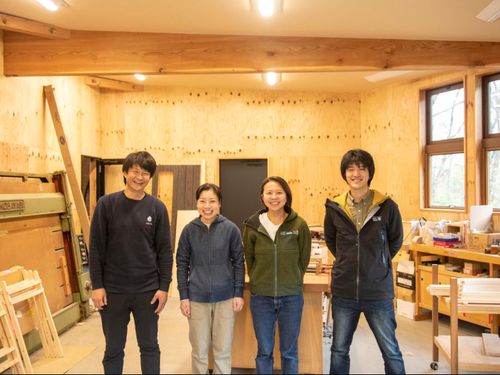 左から、中村（社長）、近藤（職人）、吉田（木工ディレクター）、奥田（森の企画室 室長）
