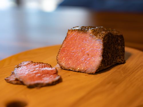 大樹で育った牛肉を使って作られたローストビーフ